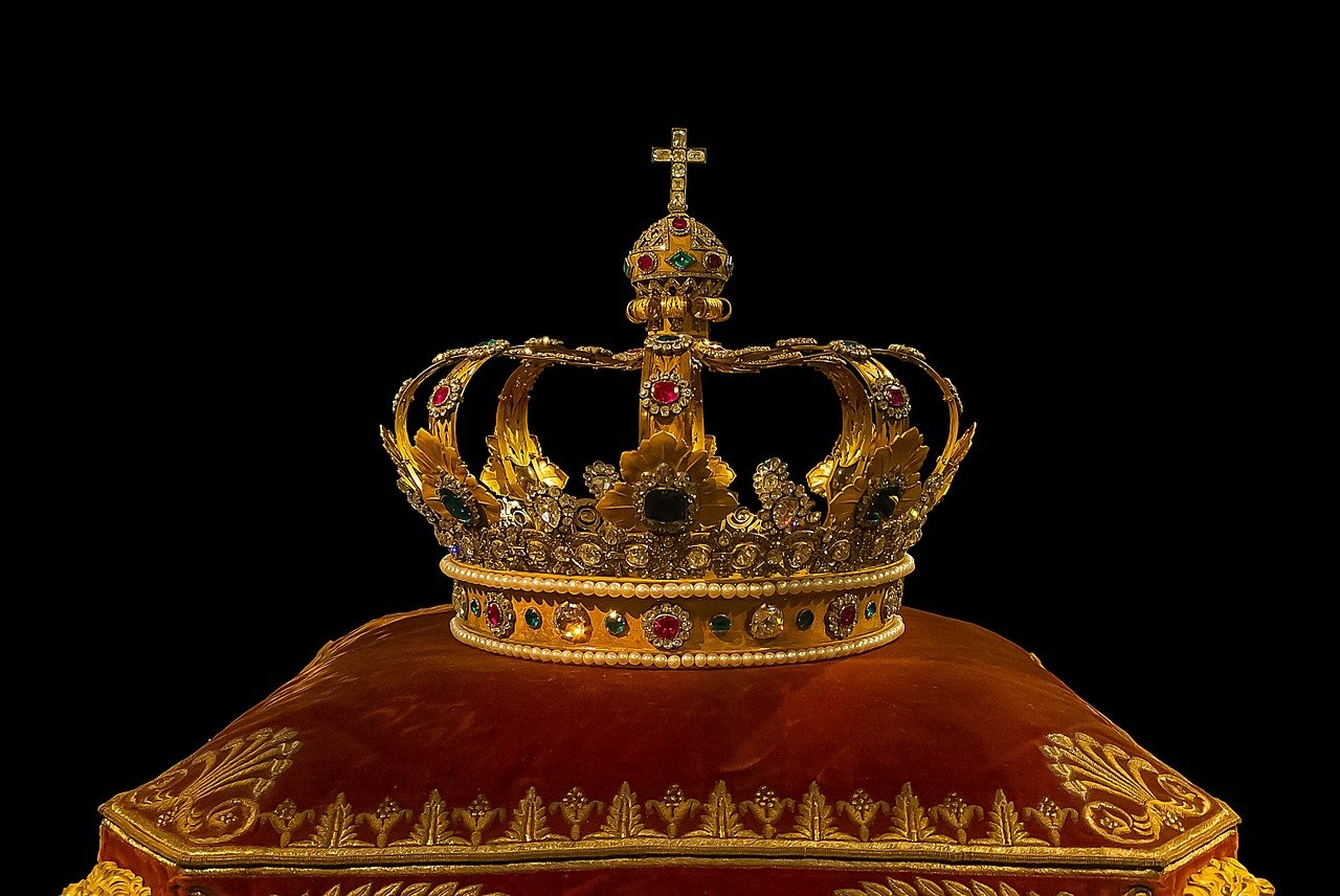 Synonyms of "Crown" as a verb (40 Words)