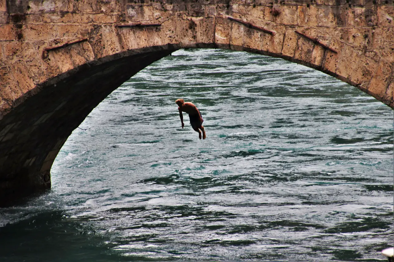 Прыжки в воду с моста
